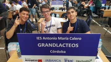 Los tres alumnos participantes