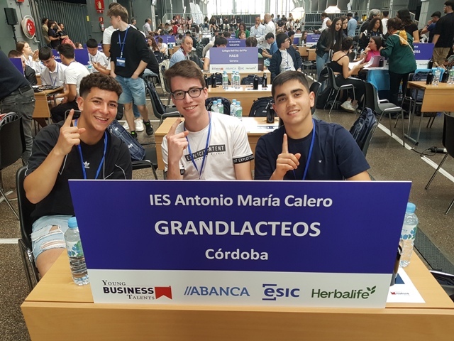 Los tres alumnos participantes