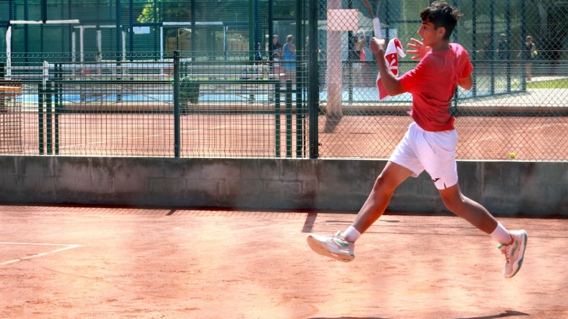 Alejandro López durante su debut profesional