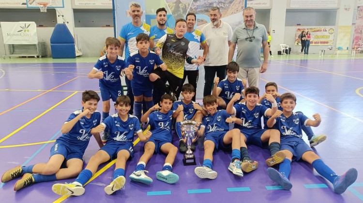 Los jugadores y el cuerpo técnico celebrando la victoria