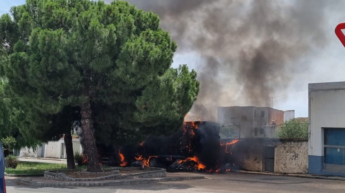 Camión que ha ardido en Villanueva de Córdoba