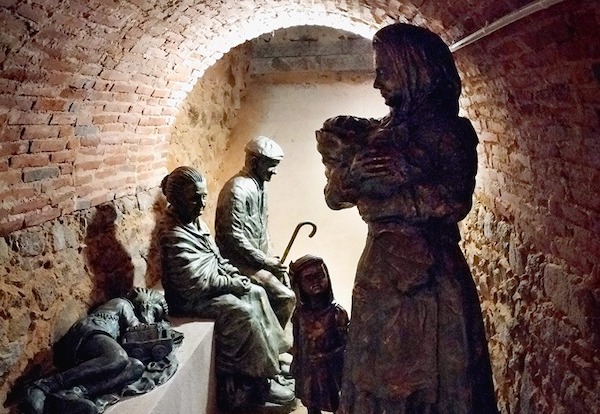 Esculturas colocadas en el refugio antiaéreo de Villanueva de Córdoba