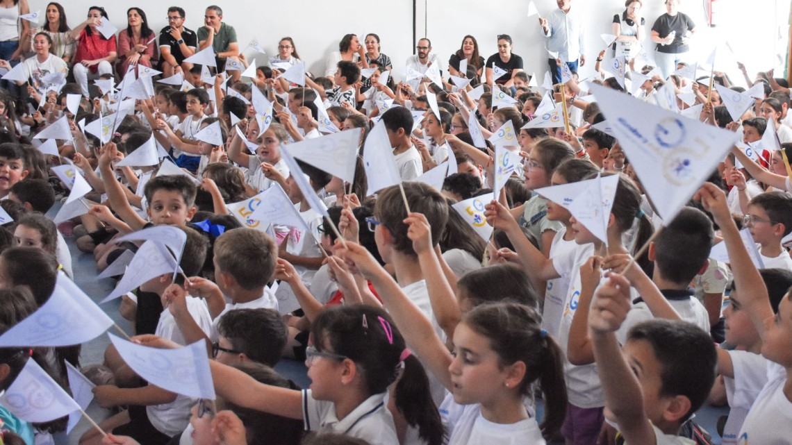 El alumnado conmemorando el 50 aniversario del colegio Ginés de Sepúlveda