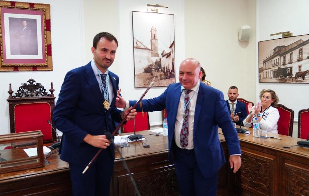 Isaac Reyes recibiendo el bastón de mando de manos de Gabriel Duque