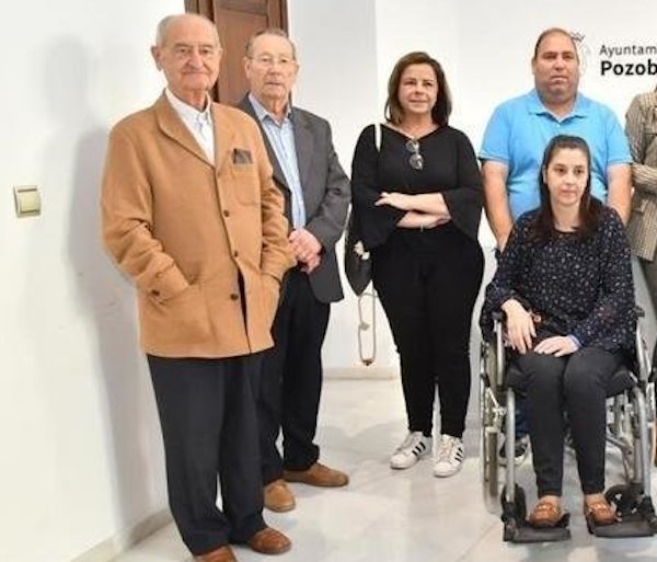 Mari Luna con miembros de la Asociación Sueño Compartido