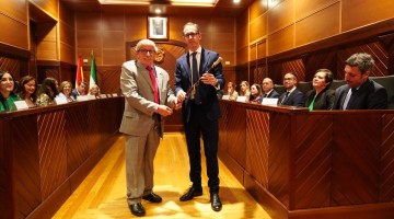 Santiago Cabello recibiendo el bastón de mando de manos de Miguel Ruiz