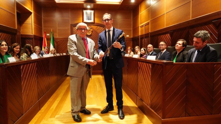 Santiago Cabello recibiendo el bastón de mando de manos de Miguel Ruiz