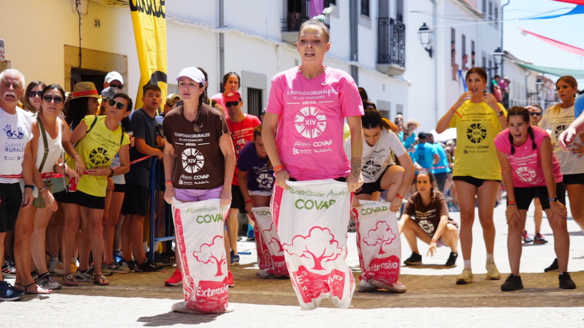 Participantes en la carrera de sacos