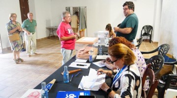 Ciudadanos votando en Villanueva de Córdoba