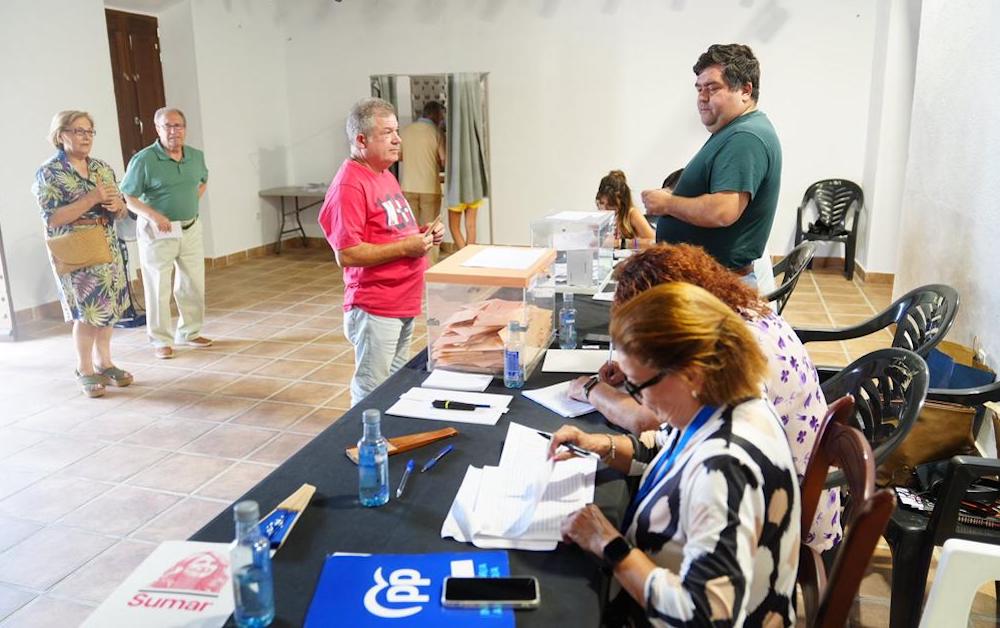 Ciudadanos votando en Villanueva de Córdoba