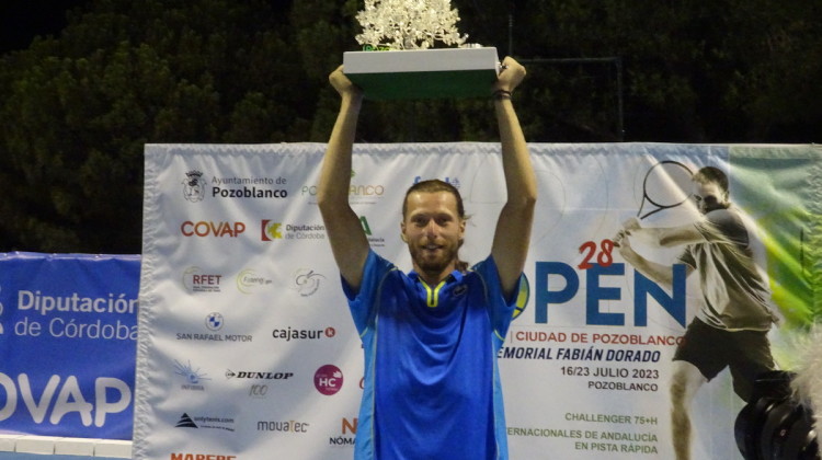 El tenista francés levantando el trofeo que le acredita como ganador