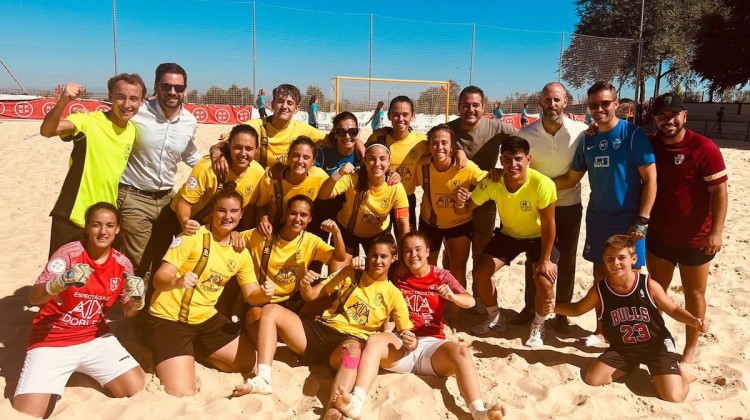 Las jugadoras del Pozoalbense Fútbol Playa celebrando su pase a la final de cuatro