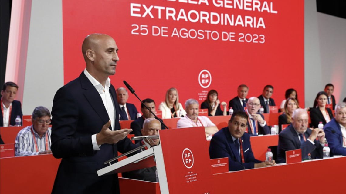 Pablo Lozano durante la intervención de Luis Rubiales en la asamblea extraordinaria. Foto: RFEF