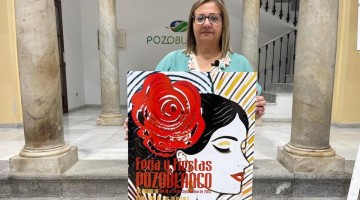 Lola García con el cartel ganador en la categoría de adultos