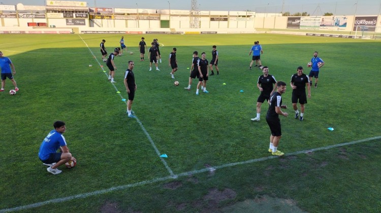 Los jugadores del Pozoblanco en la primera sesión de entrenamiento