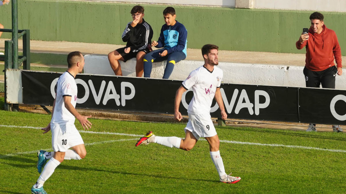 Abraham celebrando el gol ante el Coria