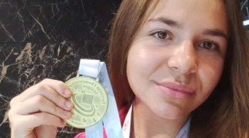 Noelia Pontes con su medalla. Foto: Ayuntamiento El Viso