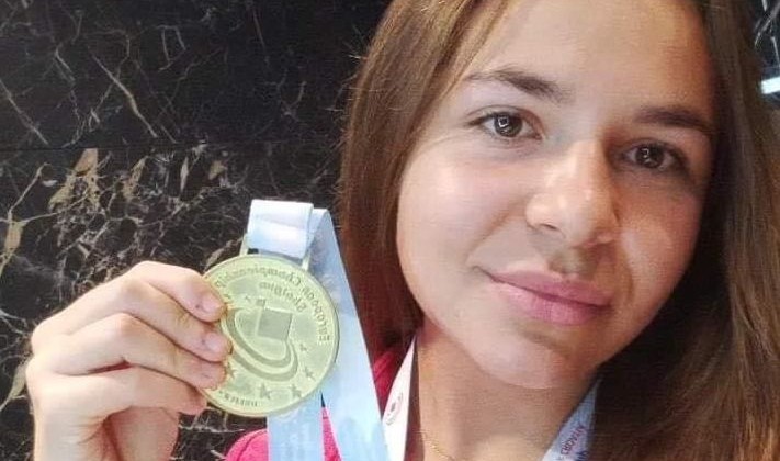 Noelia Pontes con su medalla. Foto: Ayuntamiento El Viso