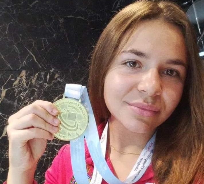 Noelia Pontes con su medalla. Foto: Ayuntamiento El Viso