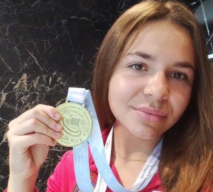 Noelia Pontes con su medalla. Foto: Ayuntamiento El Viso
