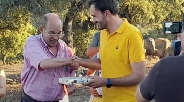 Juan Palomo junto al alcalde de Villanueva de Córdoba Isaac Reyes