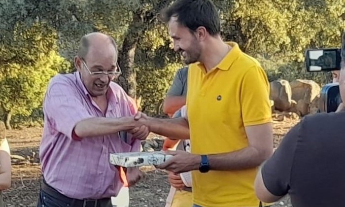 Juan Palomo junto al alcalde de Villanueva de Córdoba Isaac Reyes