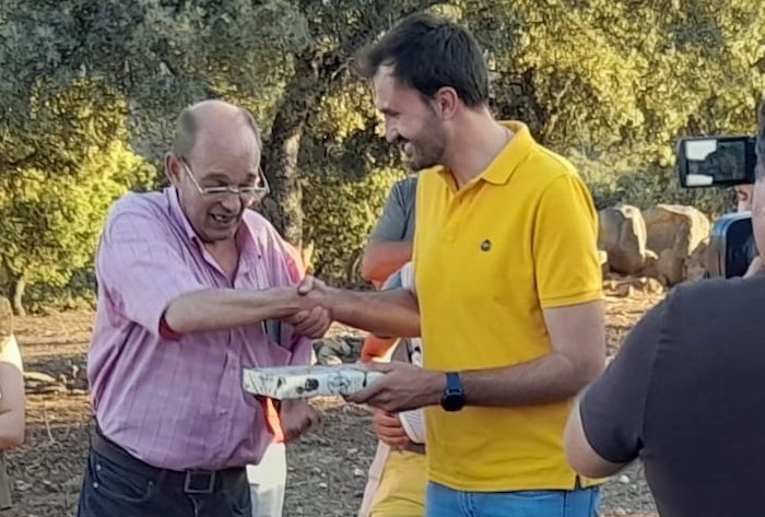 Juan Palomo junto al alcalde de Villanueva de Córdoba Isaac Reyes