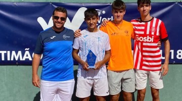 Alejandro López con su trofeo de subcampeón