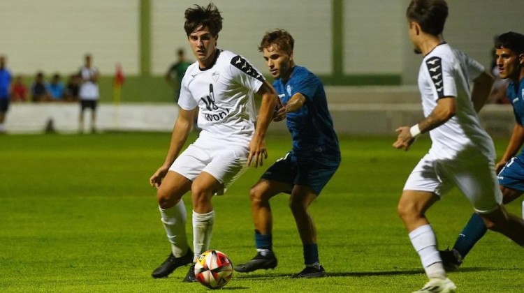 Una jugada del partido que midió al Pozoblanco y al Córdoba B durante la pretemporada