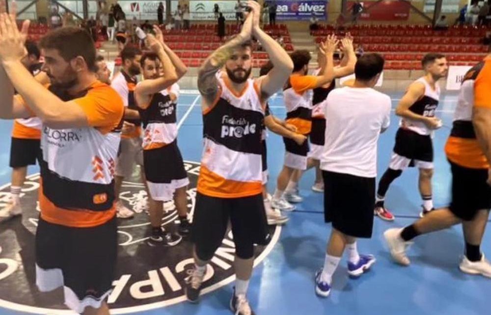 Los jugadores del Fundación Prode saludando a la afición. Foto: Instagram Baloncesto Pozoblanco