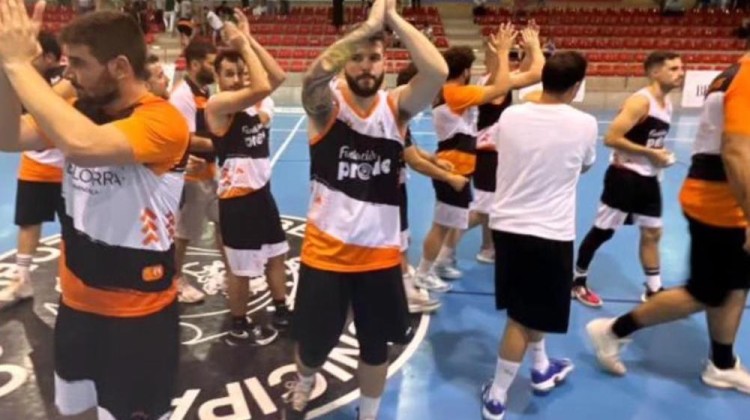 Los jugadores del Fundación Prode saludando a la afición. Foto: Instagram Baloncesto Pozoblanco