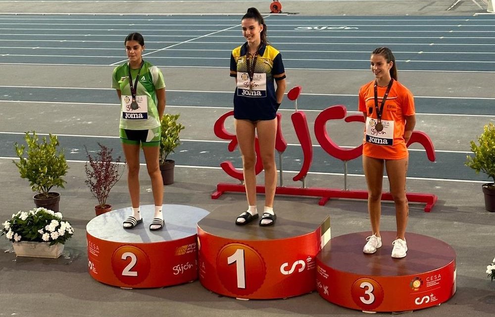 Lydia Estévez en el pódium del Campeonato de España sub 16