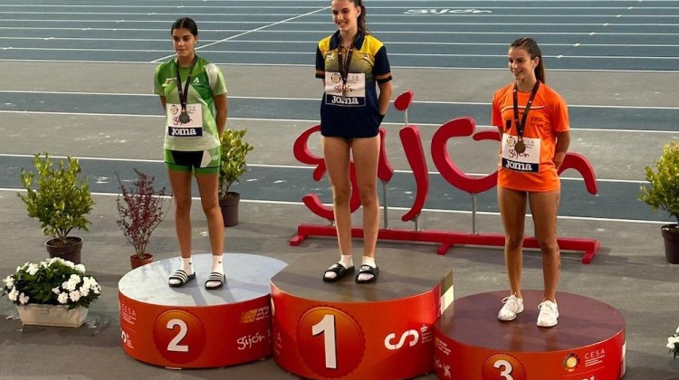 Lydia Estévez en el pódium del Campeonato de España sub 16