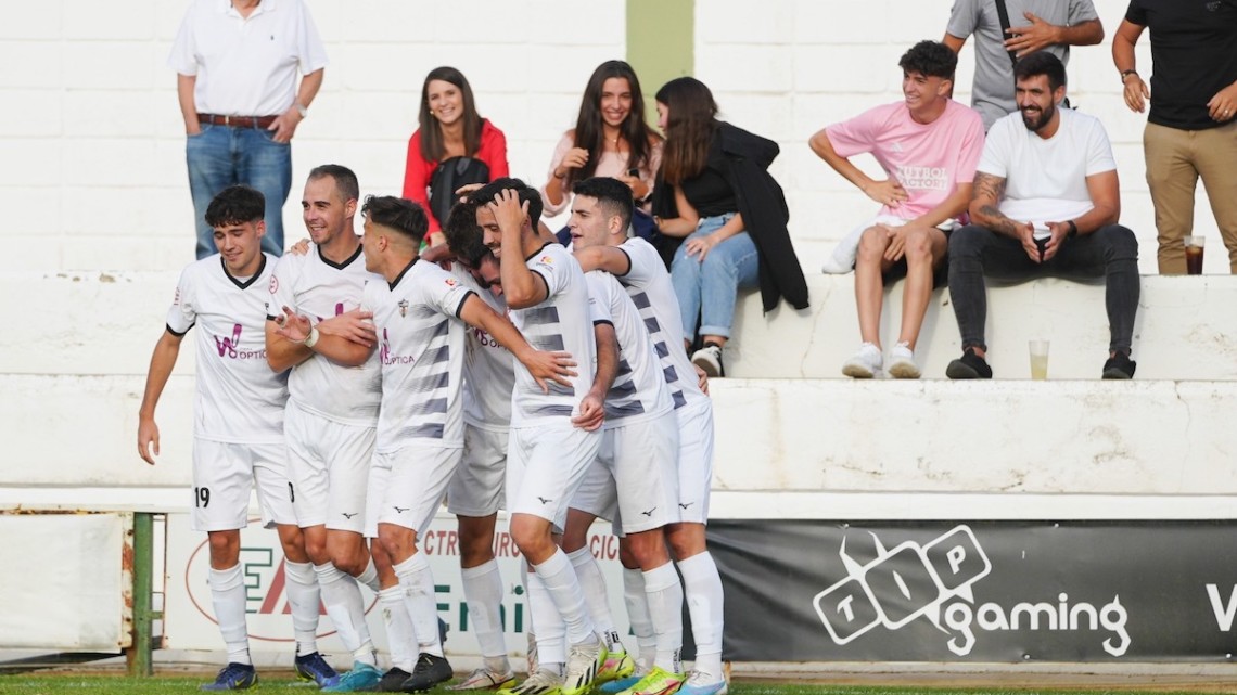 Los Jugadores del Pozoblanco celebran un tanto