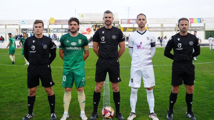 Los capitanes con el trío arbitral