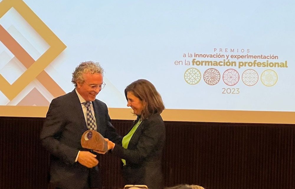 El presidente de Prode, Blas García, recogiendo el premio