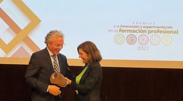 El presidente de Prode, Blas García, recogiendo el premio