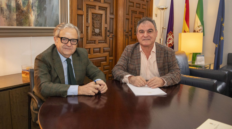 Firma del convenio entre el presidente de Diputación y el alcalde de Fuente La Lancha