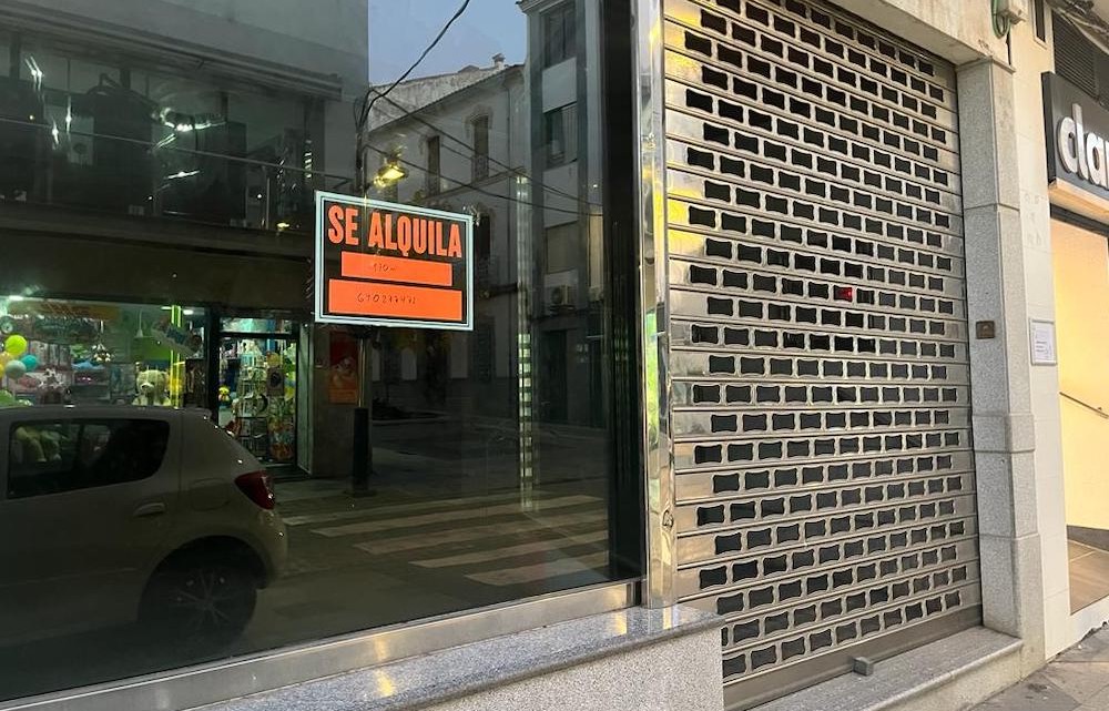 Cartel de 'Se alquila' en la calle Mayor