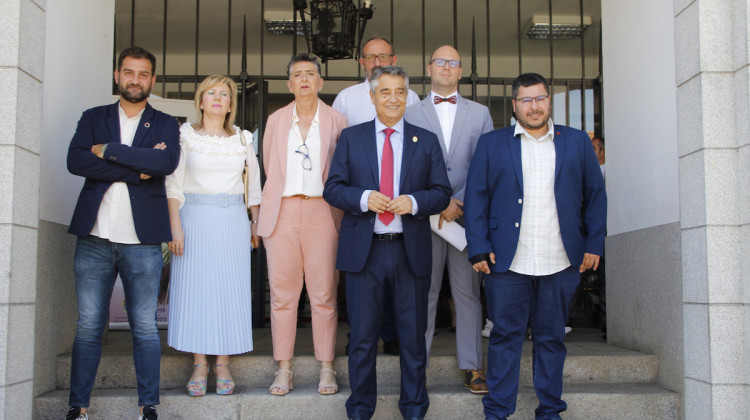 Matías González con su equipo de gobierno