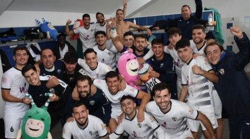 Los jugadores del Pozoblanco celebrando la victoria