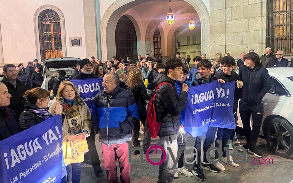 Parte de la ciudadanía que ha mostrado su apoyo a los ciudadanos que están en huelga de hambre