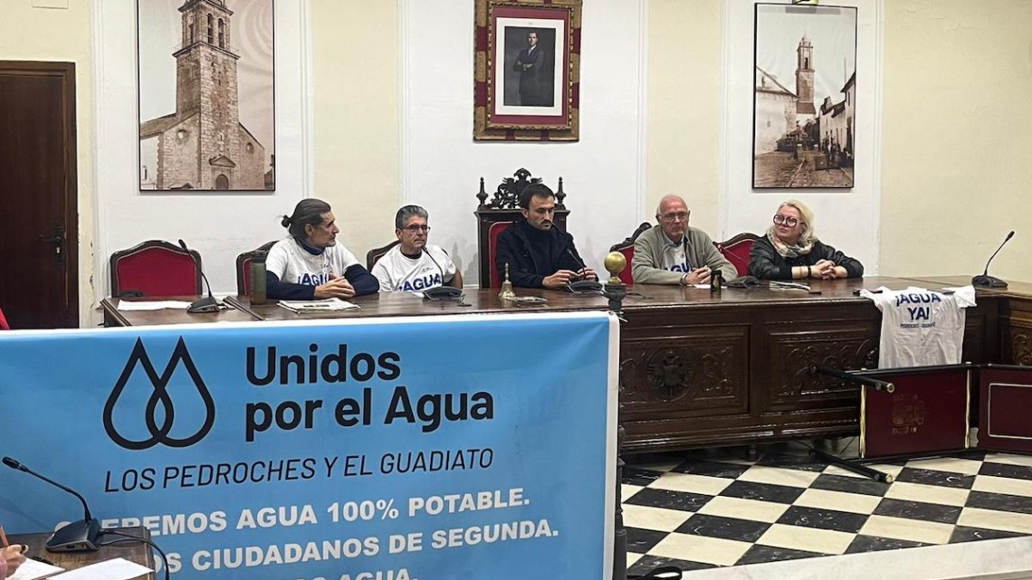 Los cuatro miembros de la plataforma junto al alcalde de Villanueva de Córdoba, Isaac Reyes, durante la rueda de prensa
