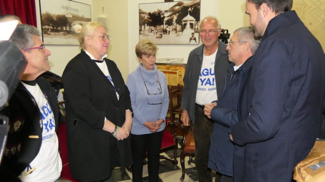 El secretario de Estado hablando con los miembros de la plataforma en huelga de hambre