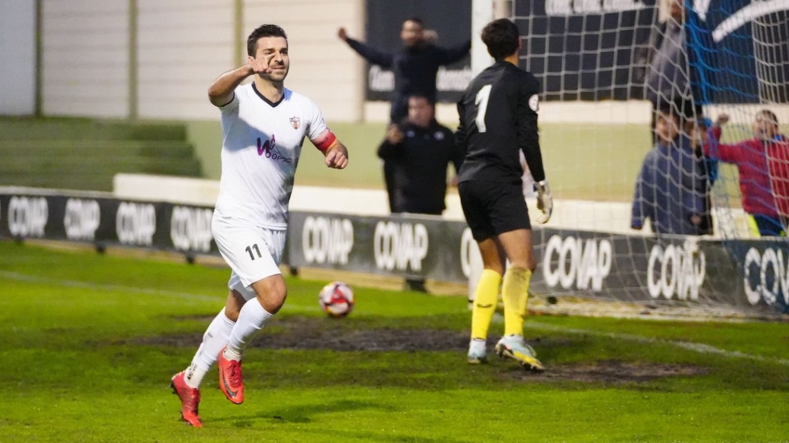 León celebrando el gol en el partido número 200 como jugador del Pozoblanco