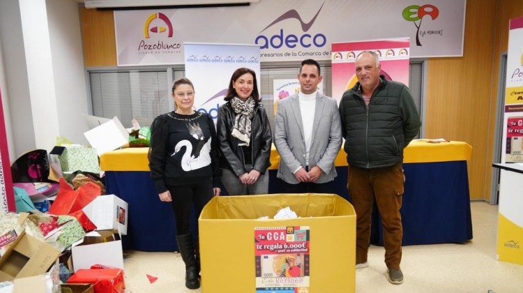 David Fernández y Miguel Ruiz durante el sorteo de los 6.000 euros del comercio local