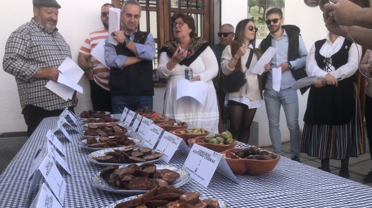 Concurso de morcilla celebrado durante la Fiesta de la Matanza de Alcaracejos