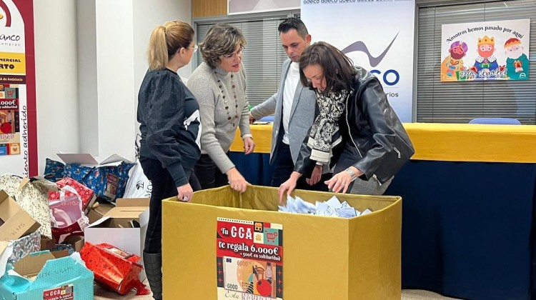 Momento en el que se han introducido todas las papeletas para el posterior sorteo