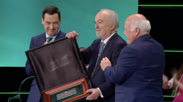 Santiago Muñoz Machado recibiendo el título de Hijo Predilecto de Andalucía