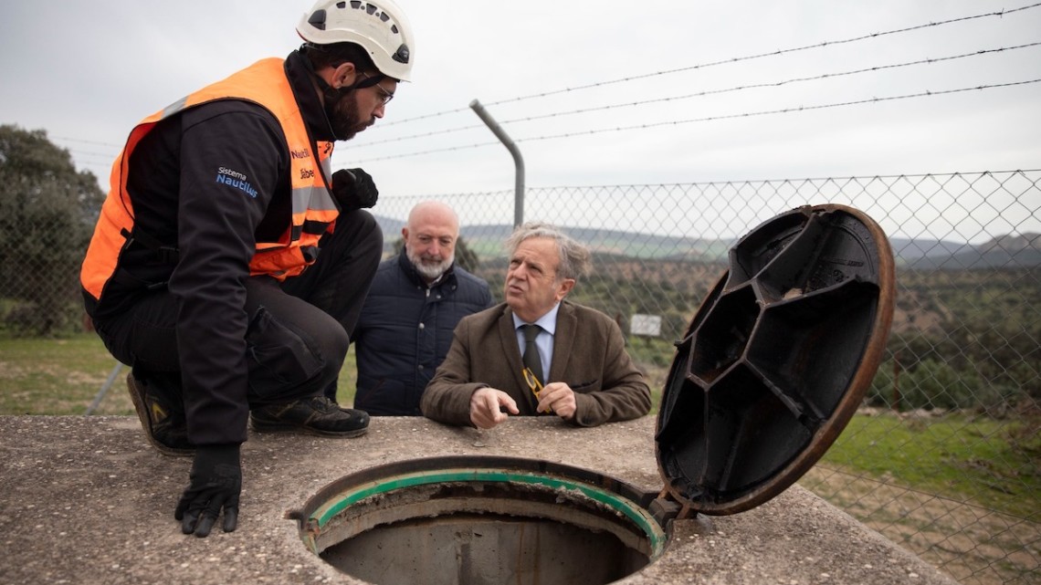 Salvador Fuentes supervisando las obras